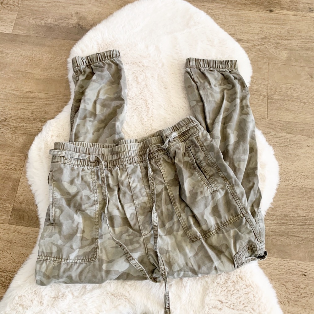 American Eagle Camo high waisted joggers